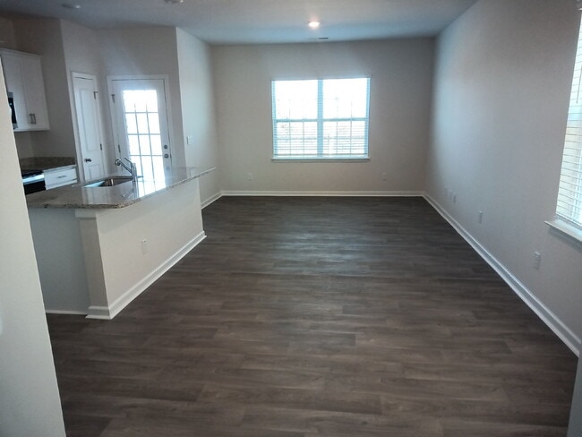"Charming 3-Bed Townhouse with Granite Accents on Amberview Lane, Kernersville!"