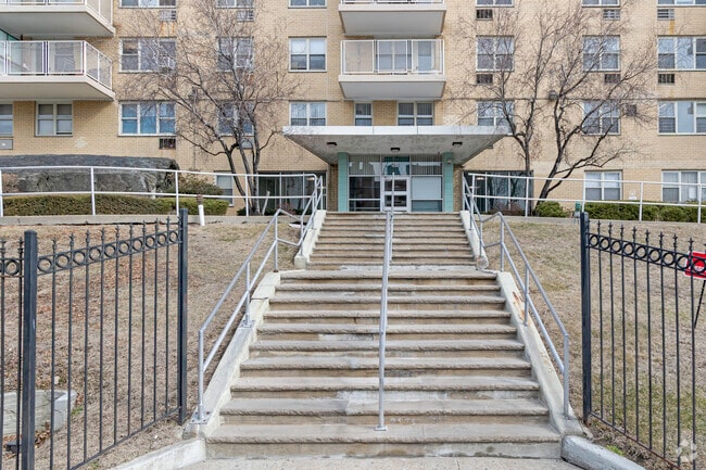 Entrance - Lind-Ric Apartments