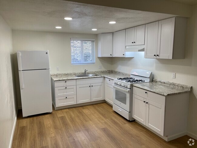 Building Photo - 2840 Fulop St Rental