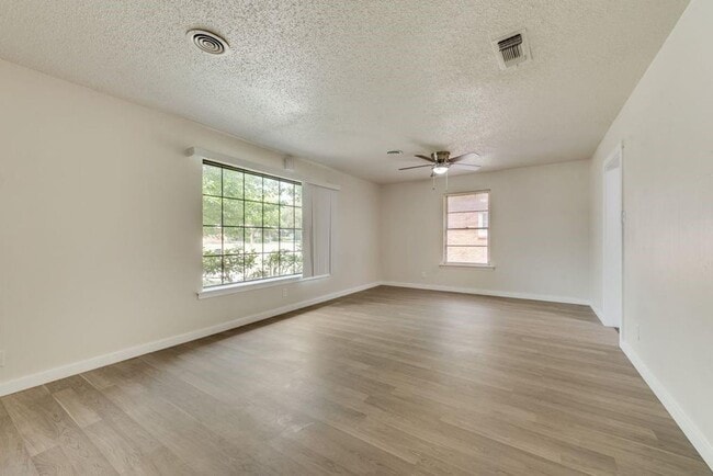 Photo - Charming Lease Opportunity in a Convenient Dallas Location!