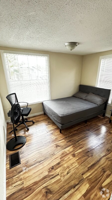Building Photo - 1104 E Genesee St Rental