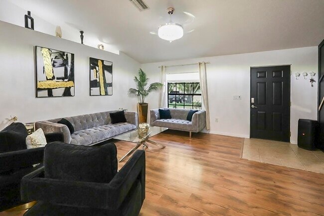 Photo - 3046 Buttercup Ln
