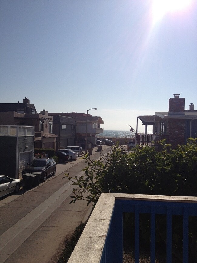 Photo - Ventura - 2 Bdrm 1.5 Bath @ Pierpont Beach Duplex with yard