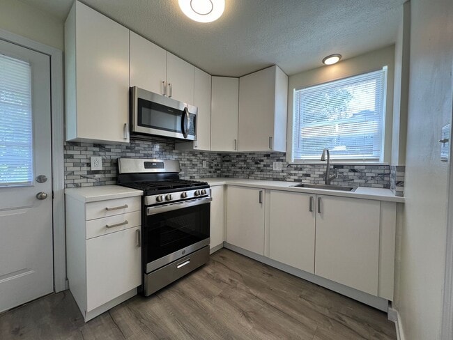 Building Photo - Updated 2BR house with off street parking!