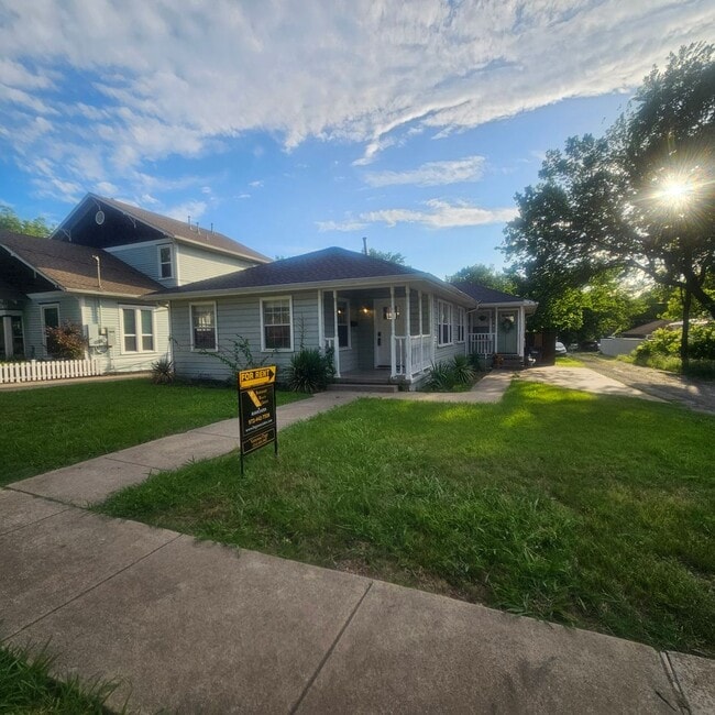 Building Photo - Bradley Duplex Unit A