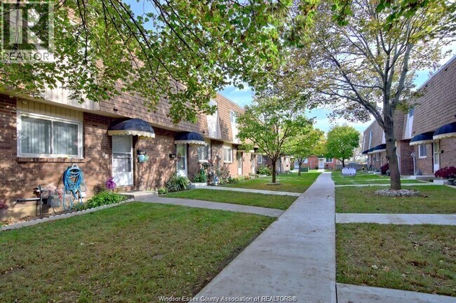 Photo - 5468 Lassaline Ave