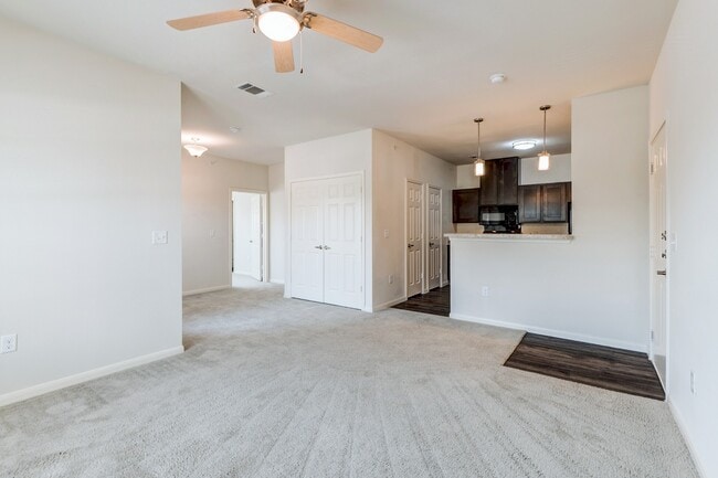 Amplia sala de estar - Live Oak Apartments