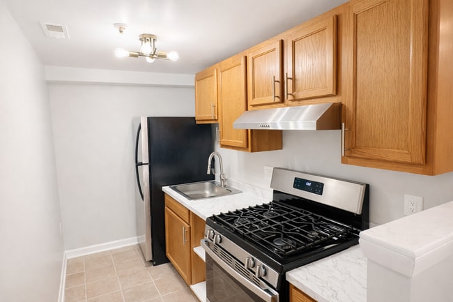Building Photo - 2026 Move-In Special – $500 LEASE SIGNING BONUS!! Renovated 3-Bedroom Apartment in Prime SE DC Lo... Unit B2
