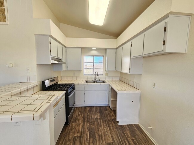 Photo - Upstairs/ Spacious/ 2 bedrooms / 2 bathrooms