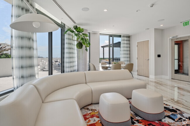 Salón Sky - Regatta at New River