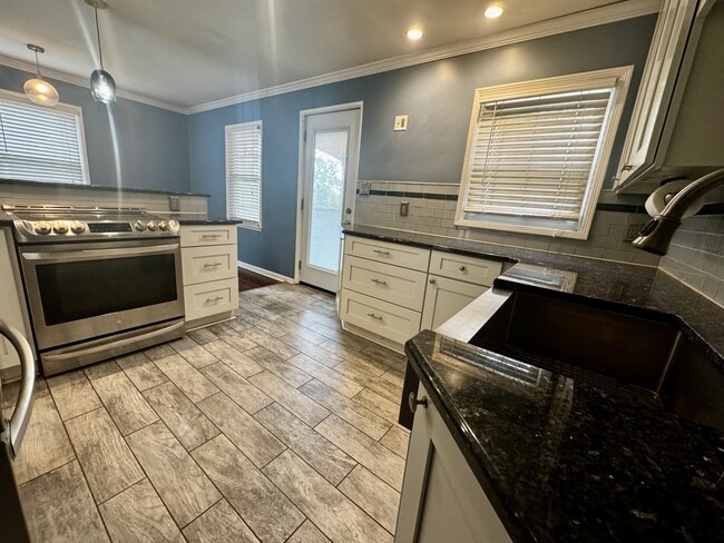 Photo - 733 Churchill Dr