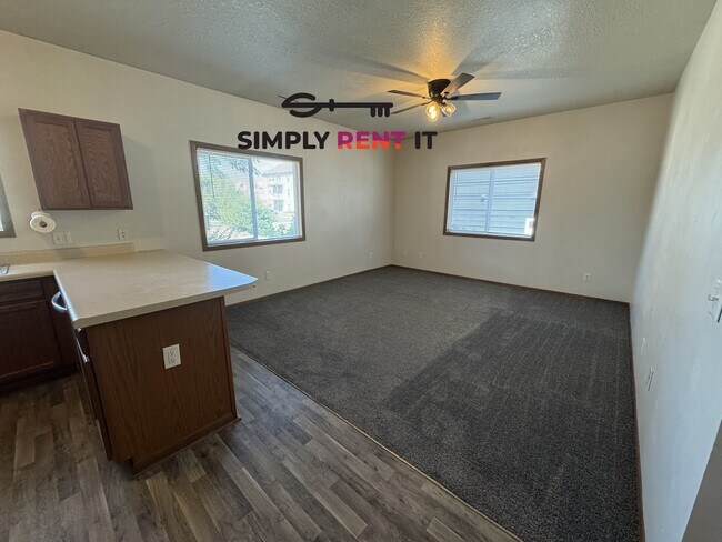 3 Bedroom 2 Bathroom with Internet!