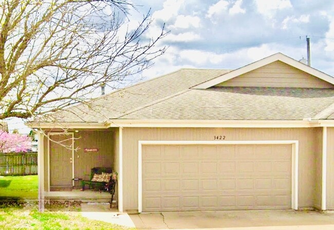 Building Photo - Great 3 Bed 2 Bath 2 Car Garage Flat Duple... Rental