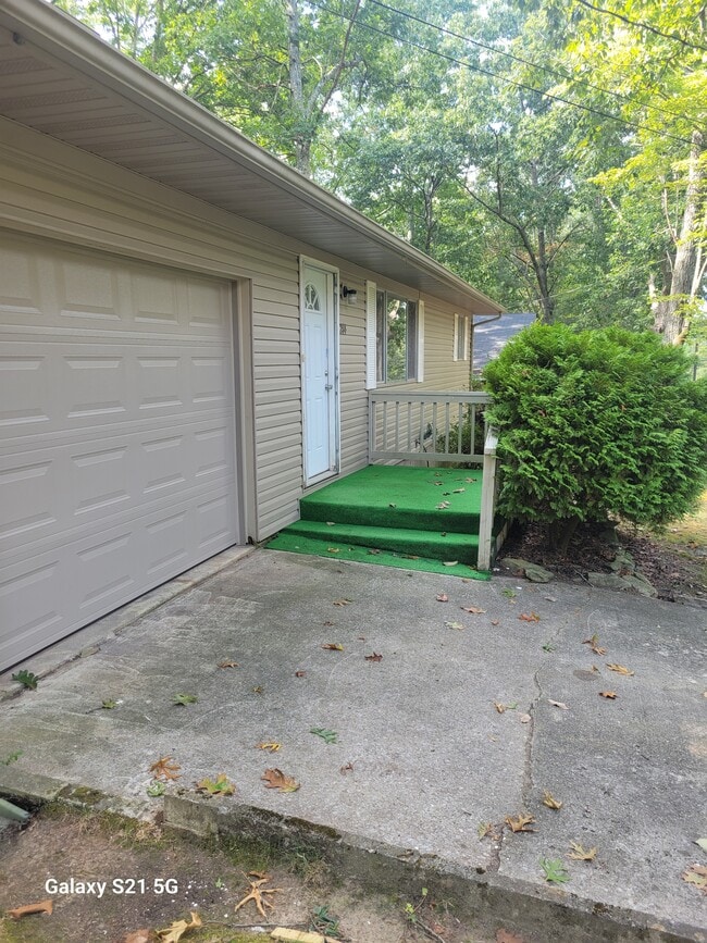 214 Lakeshire Dr
