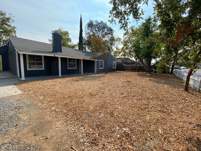 Photo - Beauitfully upgrade 3 Bedroom on large lot!