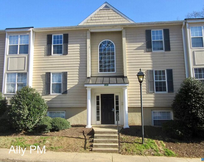 Building Photo - 1313 Villa Way