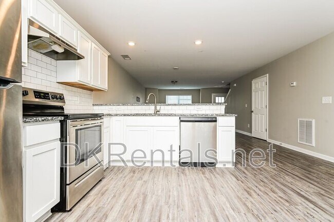 Photo - 402 Whippet St