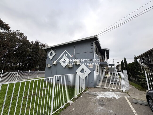 Photo - 42ndAve3916 Unit #H