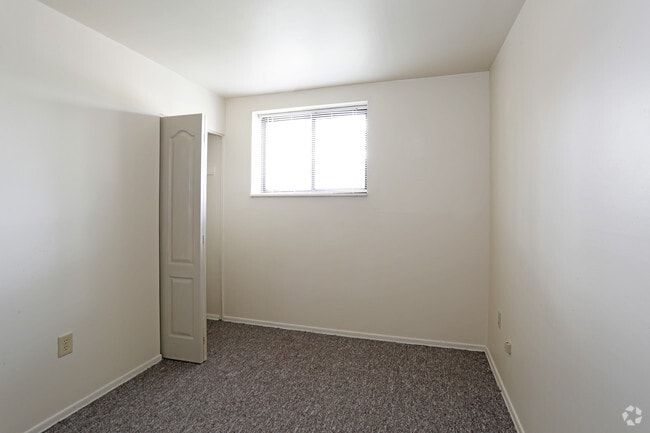 2BR, 1BA - 815 SF