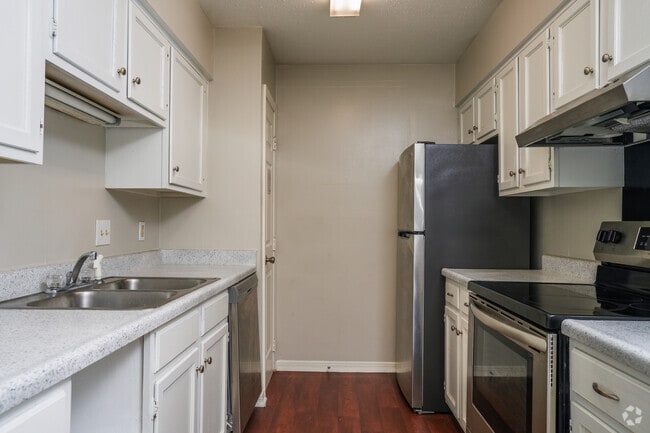 1BR, 1BA - 780 Magnolia - Kitchen - Hampton House
