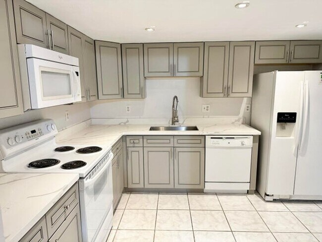 Building Photo - 4010 Inverrary Dr Rental