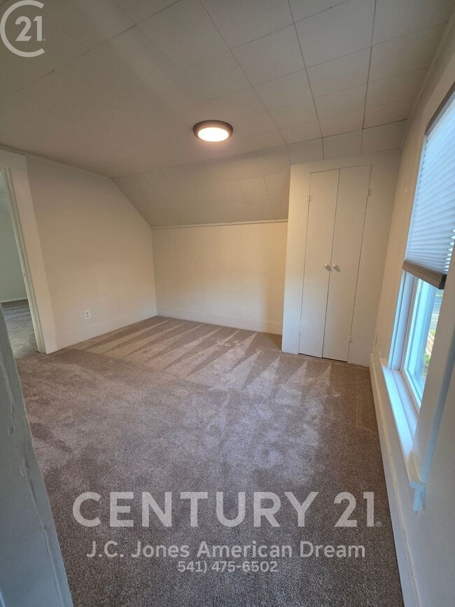 Photo - Close to River Access, and Historic Downtown Grants Pass