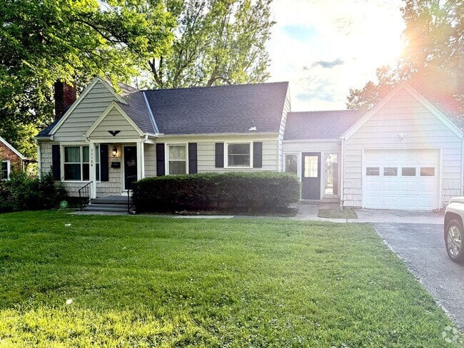 Building Photo - Charming 3-bedroom, 2-bath Cottage on a Sp... Rental