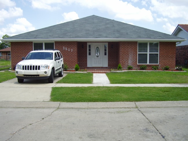 Building Photo - 3517 Plaza Dr