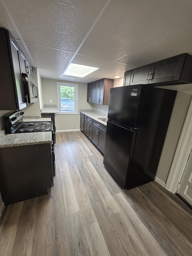 Building Photo - 1110 Pines Rd Unit B