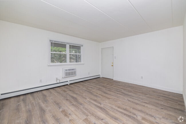 Living Room - 2Bd, 1Ba, w shared Garage/Basement, 800-850SF