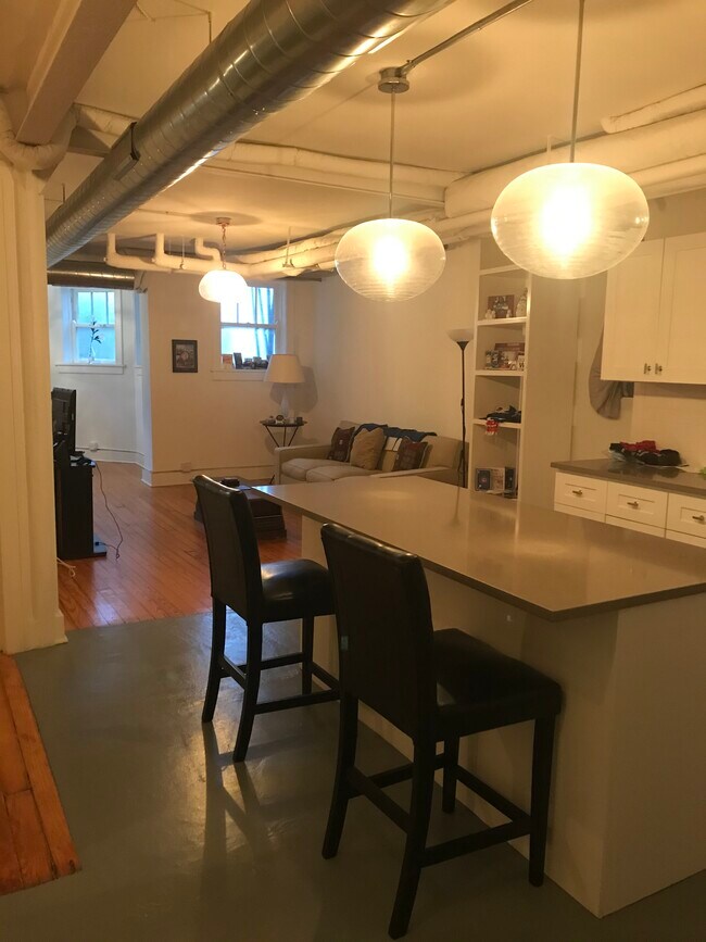 breakfast bar - 5424 N Wayne Ave Unit Garden