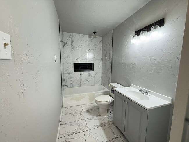 Photo - 2300 E Madison St