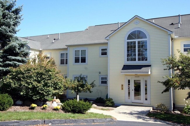 Building Photo - 2205 S Huron Pky Unit 4