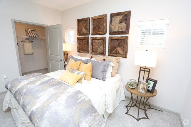 2HAB, 2BA - 1,285 ft² - Habitación - The Lodges on English Station Road