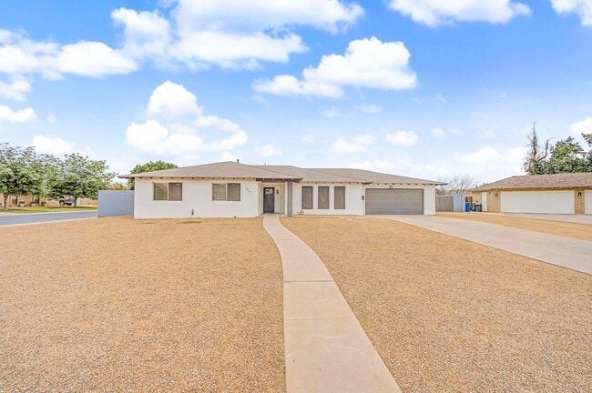 Building Photo - Tempe 5 bedroom 3 bath with pool and HUGE yard