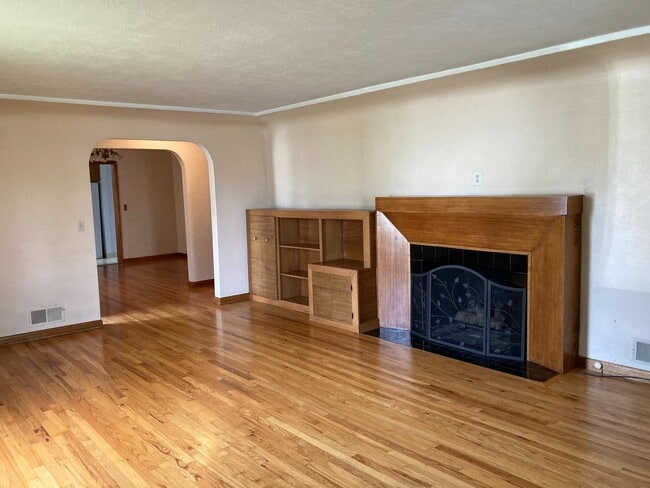 Photo - Huge House With A Full Basement Near Shopp...