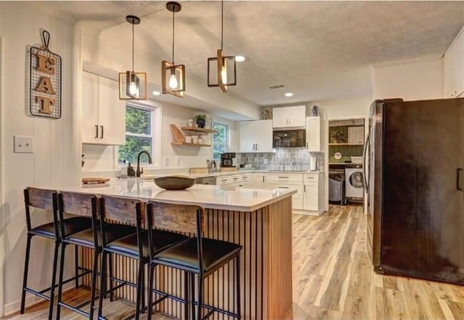 Photo - 457 Castleaire Dr SW
