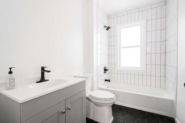 Photo - 500 Manistique St Unidad 1