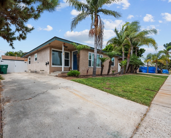 Building Photo - Dual private outdoor spaces!