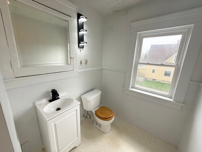 Photo - 343 Cedar Ave Unit Upper