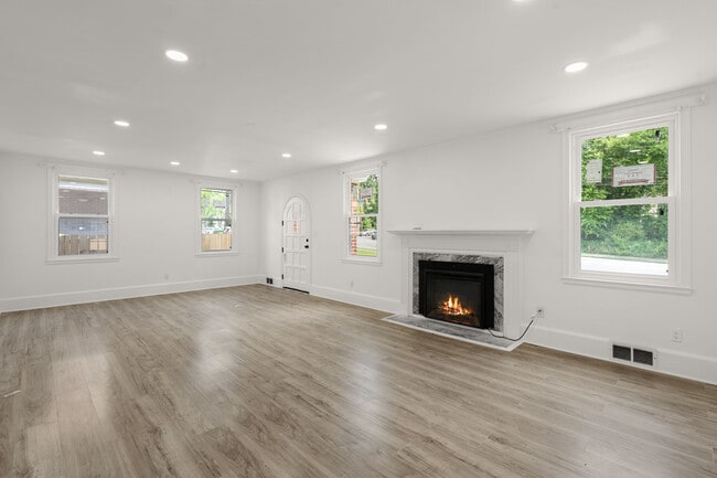 Photo - 1775 Broughton St
