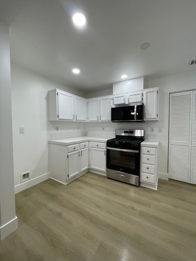 Building Photo - 271 Laurel Ave Unit B