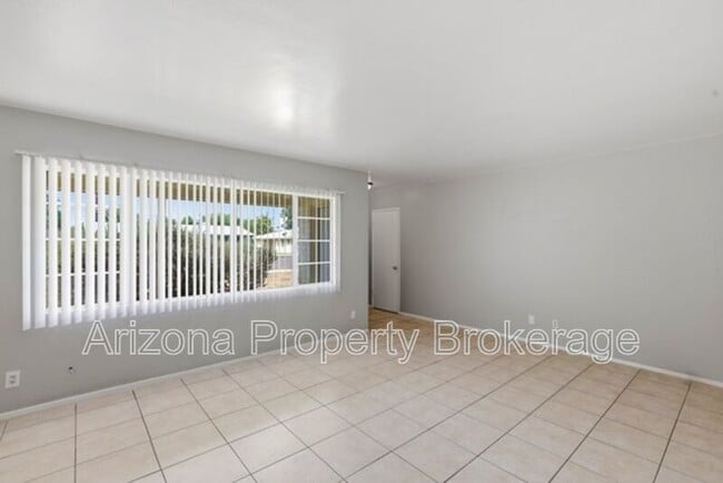 Photo - 4640 E Oak St