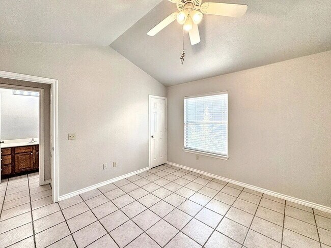 "Charming 1-Bedroom Haven in San Marcos – Cozy 651 sq ft Retreat on Burleson Street!"