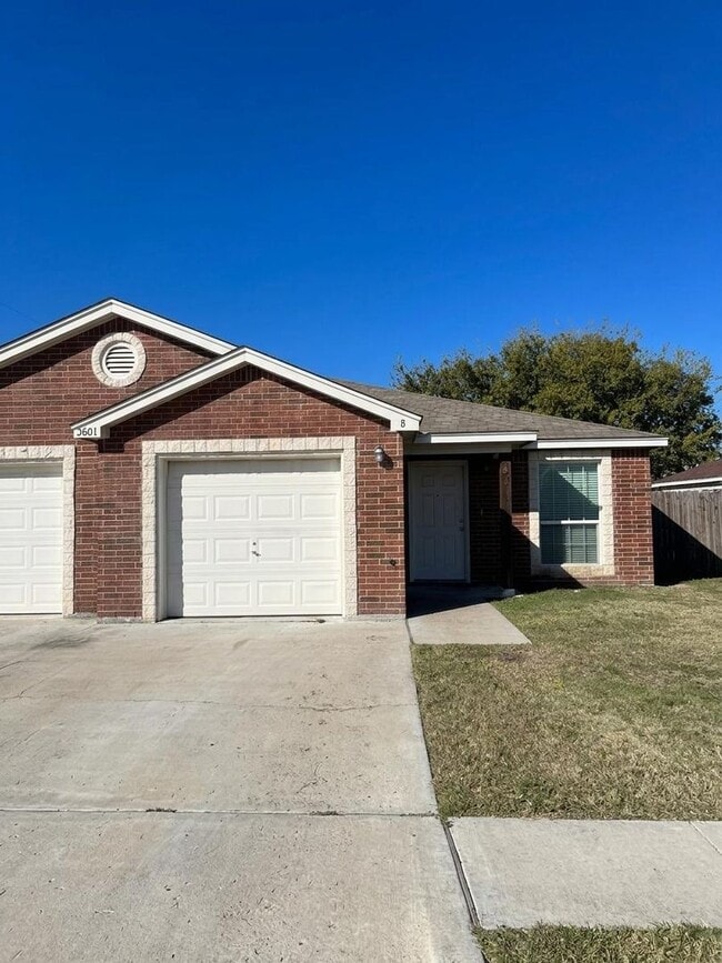 Building Photo - 3601 John Chisholm Loop Unit Apt B