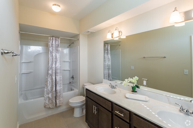 2BR, 2BA - 1060 SF - Bedroom