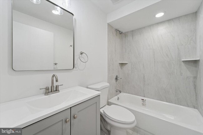 Photo - 812 W Roosevelt Blvd