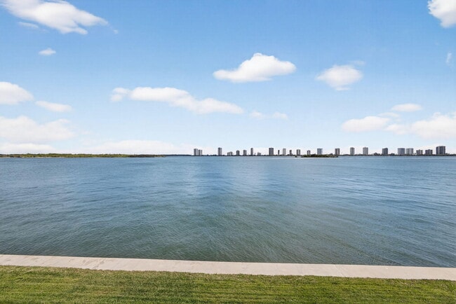 100 Shore Ct Unidad 208