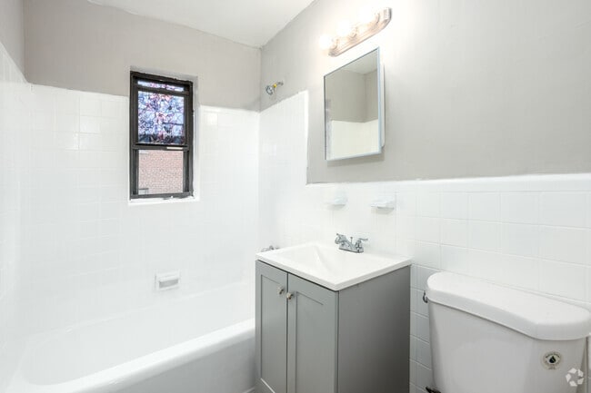 2BR, 1BA - 565SF - Bathroom