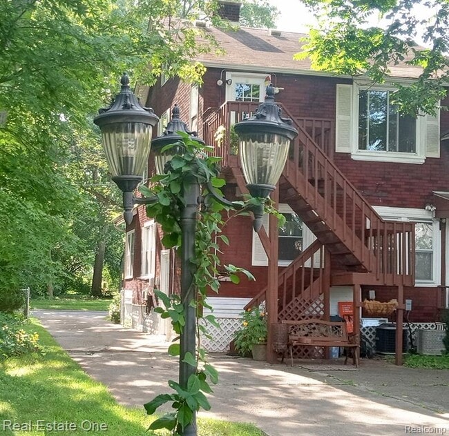 Photo - 400 Stratford Rd